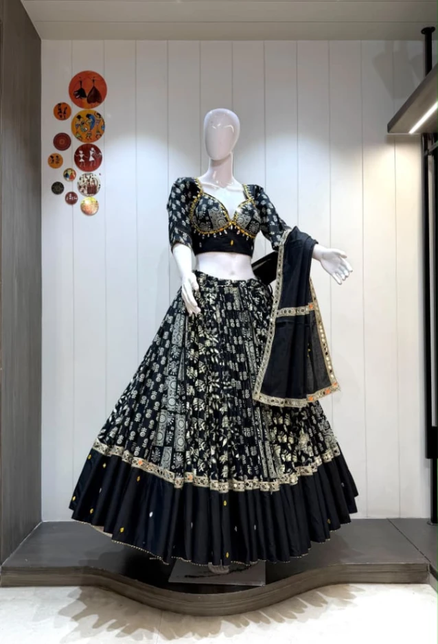 black chaniya choli for navrati wtih  small pettan